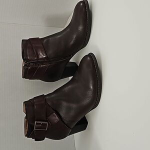 Vionic brown leather ankle boots with gold accent buckle 7.5